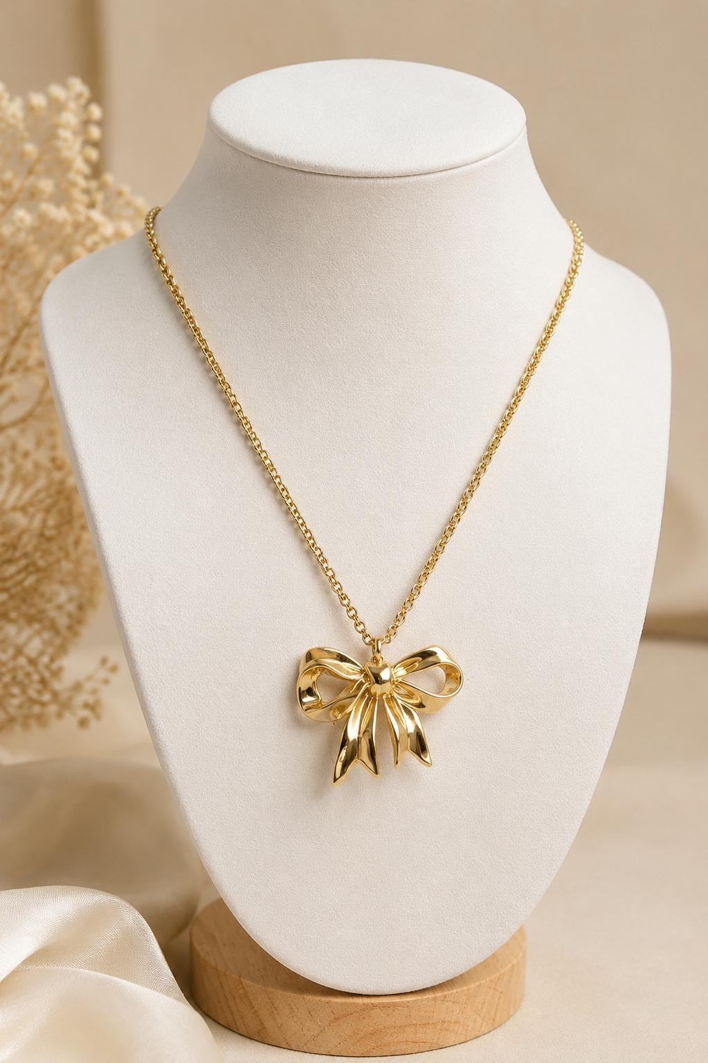 Bow necklace