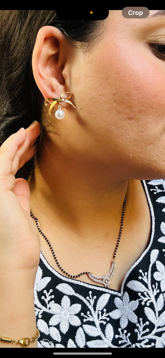 Pearly bow studs